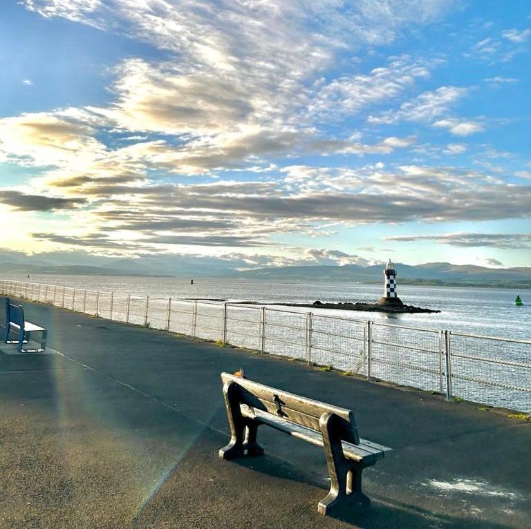 The Lazy Lion - Spacious 2 Bedroom - Town Centre Holiday Home Apartment Port Glasgow Luaran gambar