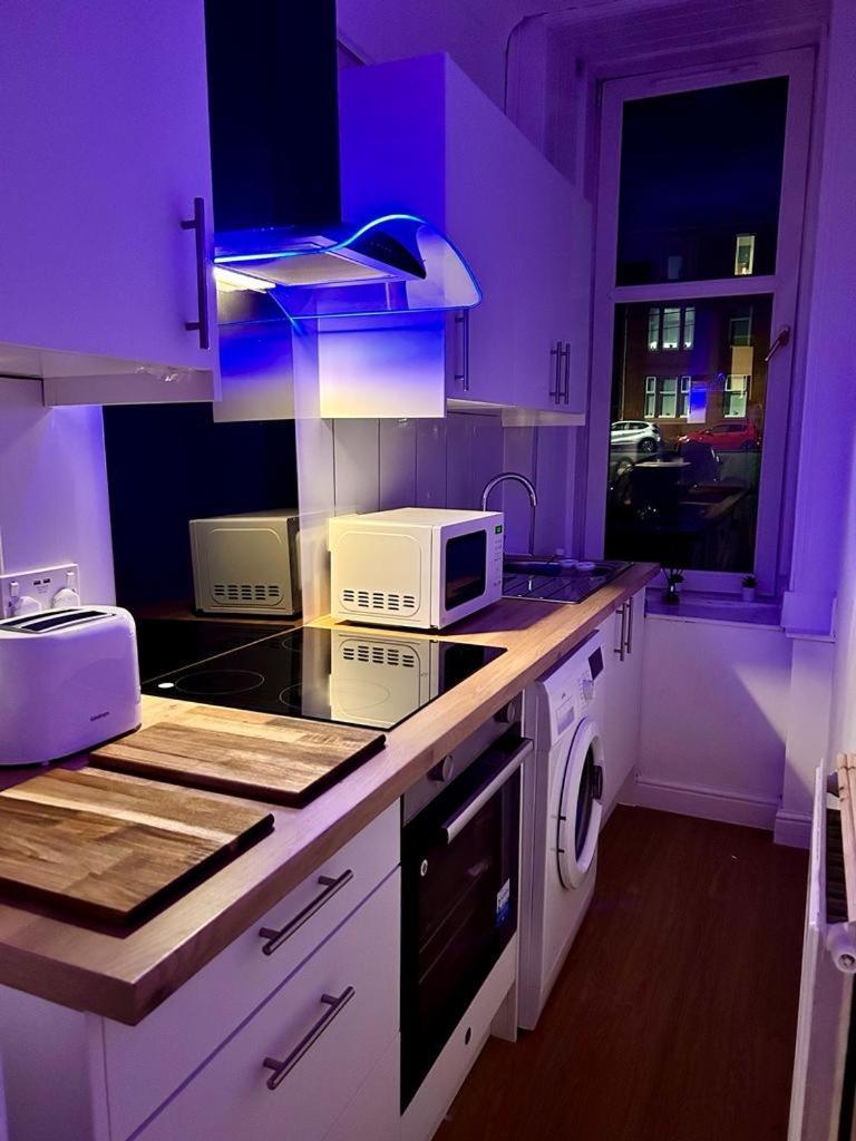 The Lazy Lion - Spacious 2 Bedroom - Town Centre Holiday Home Apartment Port Glasgow Luaran gambar