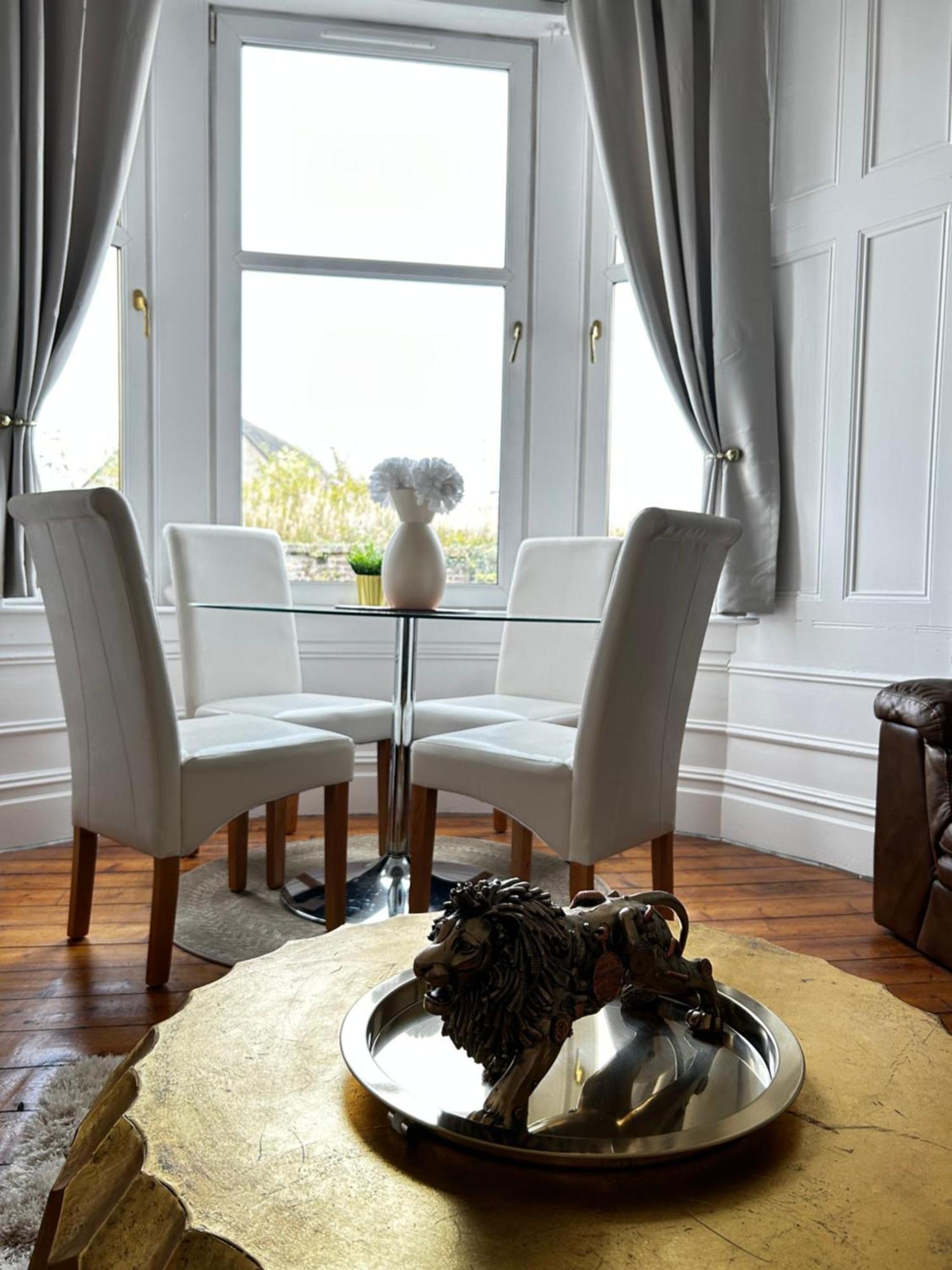 The Lazy Lion - Spacious 2 Bedroom - Town Centre Holiday Home Apartment Port Glasgow Luaran gambar