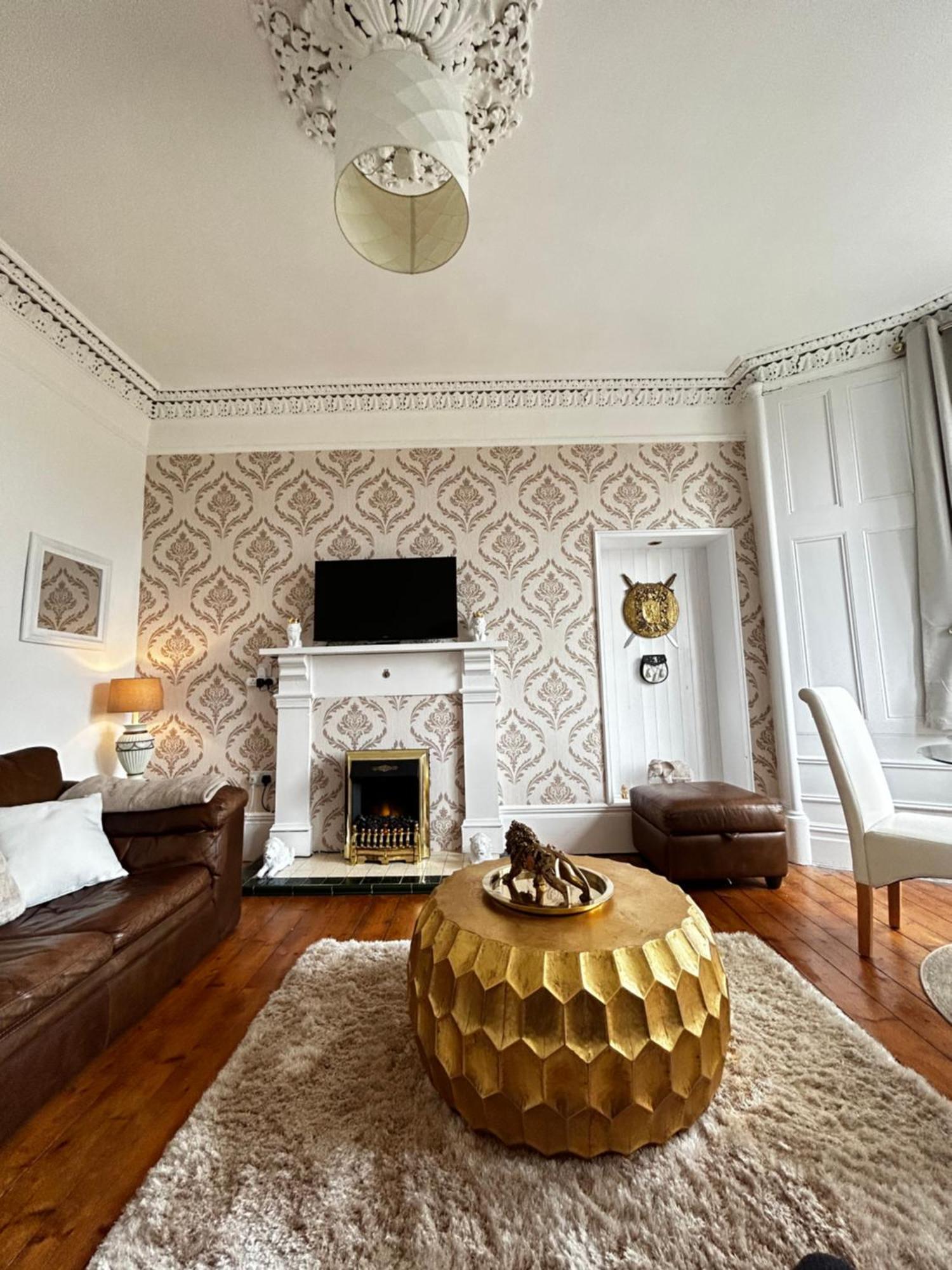 The Lazy Lion - Spacious 2 Bedroom - Town Centre Holiday Home Apartment Port Glasgow Luaran gambar