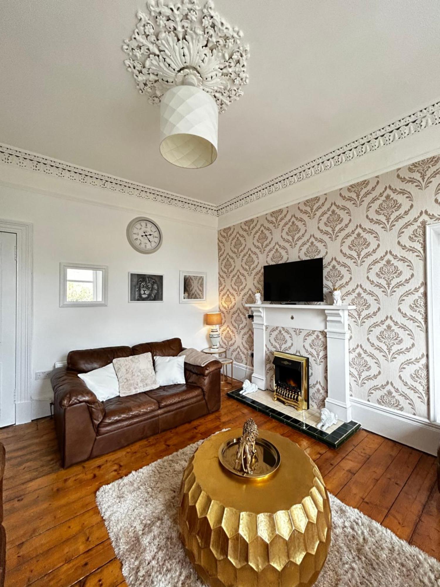 The Lazy Lion - Spacious 2 Bedroom - Town Centre Holiday Home Apartment Port Glasgow Luaran gambar