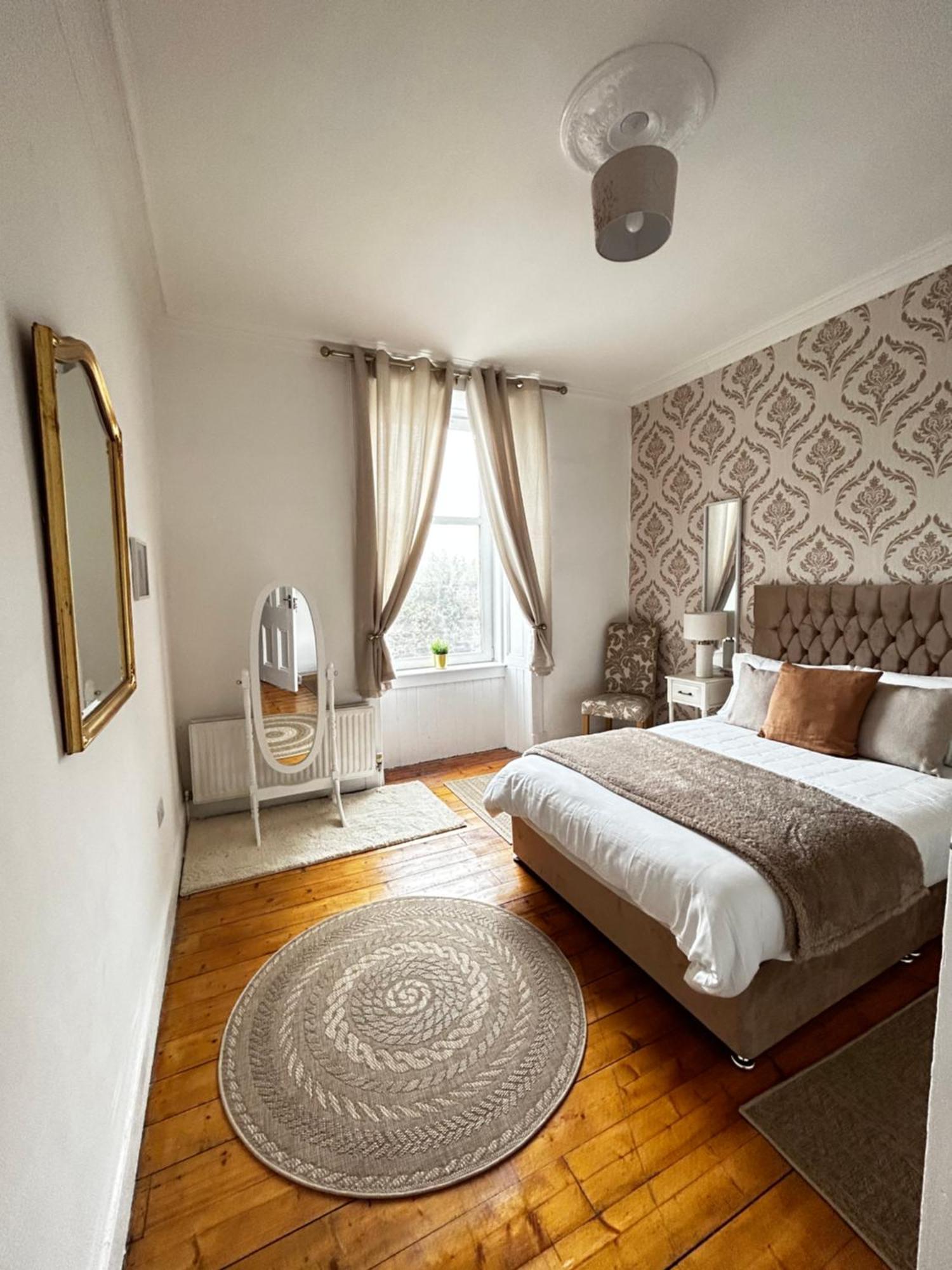 The Lazy Lion - Spacious 2 Bedroom - Town Centre Holiday Home Apartment Port Glasgow Luaran gambar