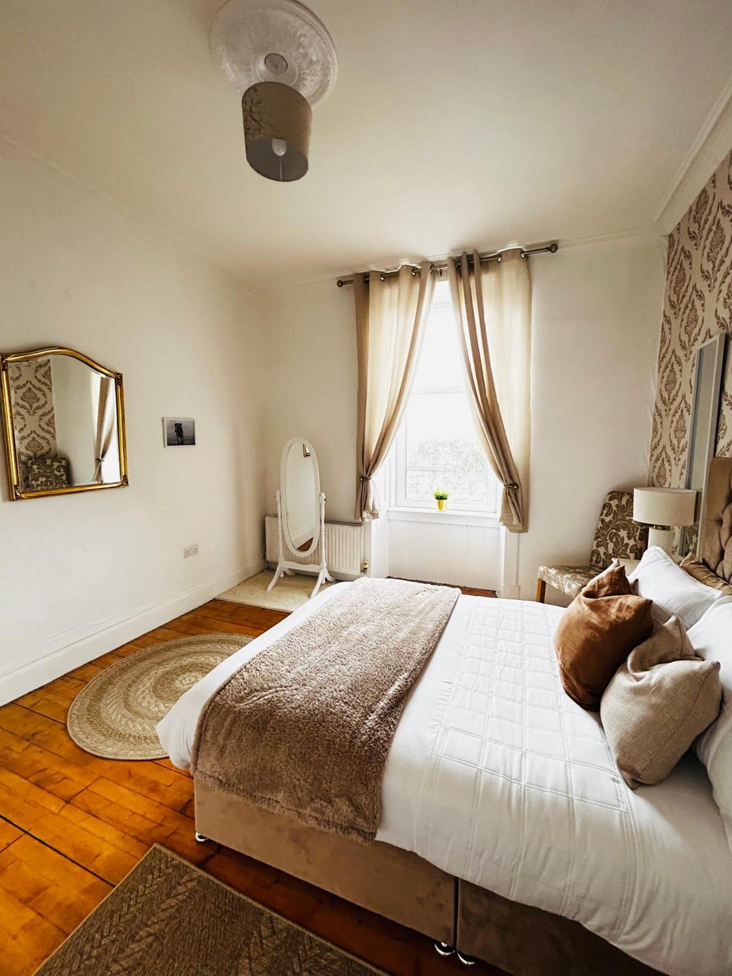 The Lazy Lion - Spacious 2 Bedroom - Town Centre Holiday Home Apartment Port Glasgow Luaran gambar