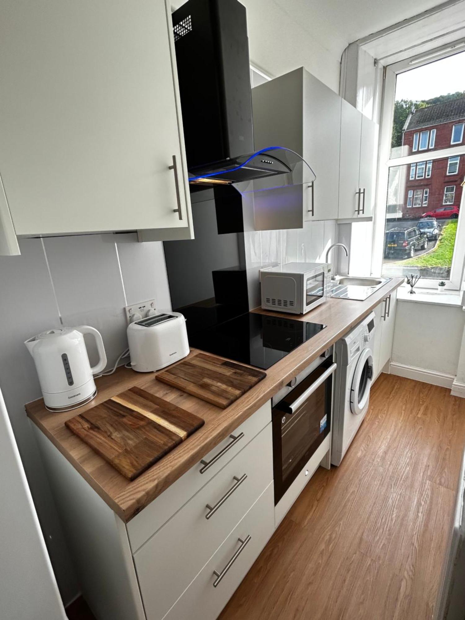 The Lazy Lion - Spacious 2 Bedroom - Town Centre Holiday Home Apartment Port Glasgow Luaran gambar