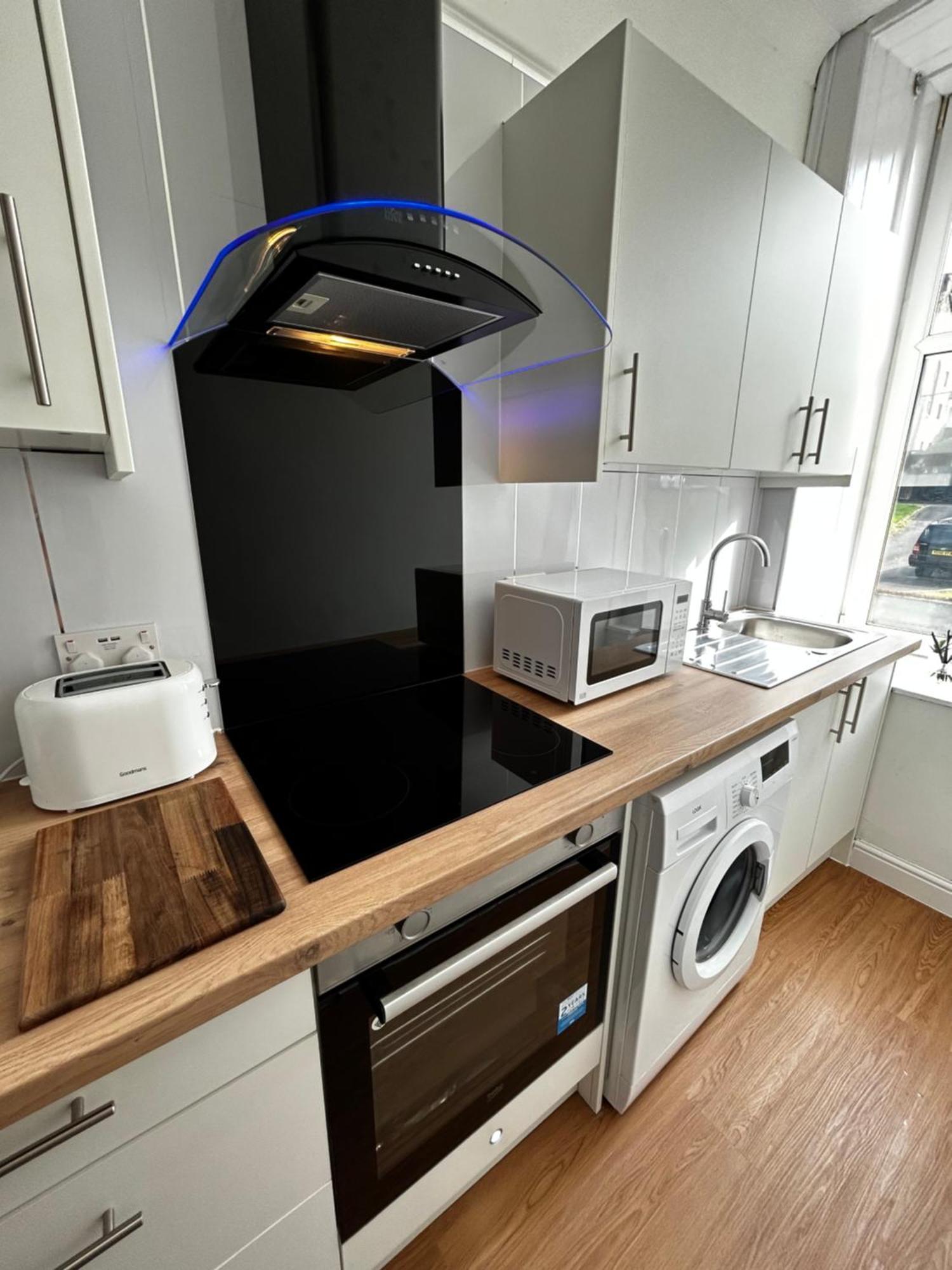 The Lazy Lion - Spacious 2 Bedroom - Town Centre Holiday Home Apartment Port Glasgow Luaran gambar