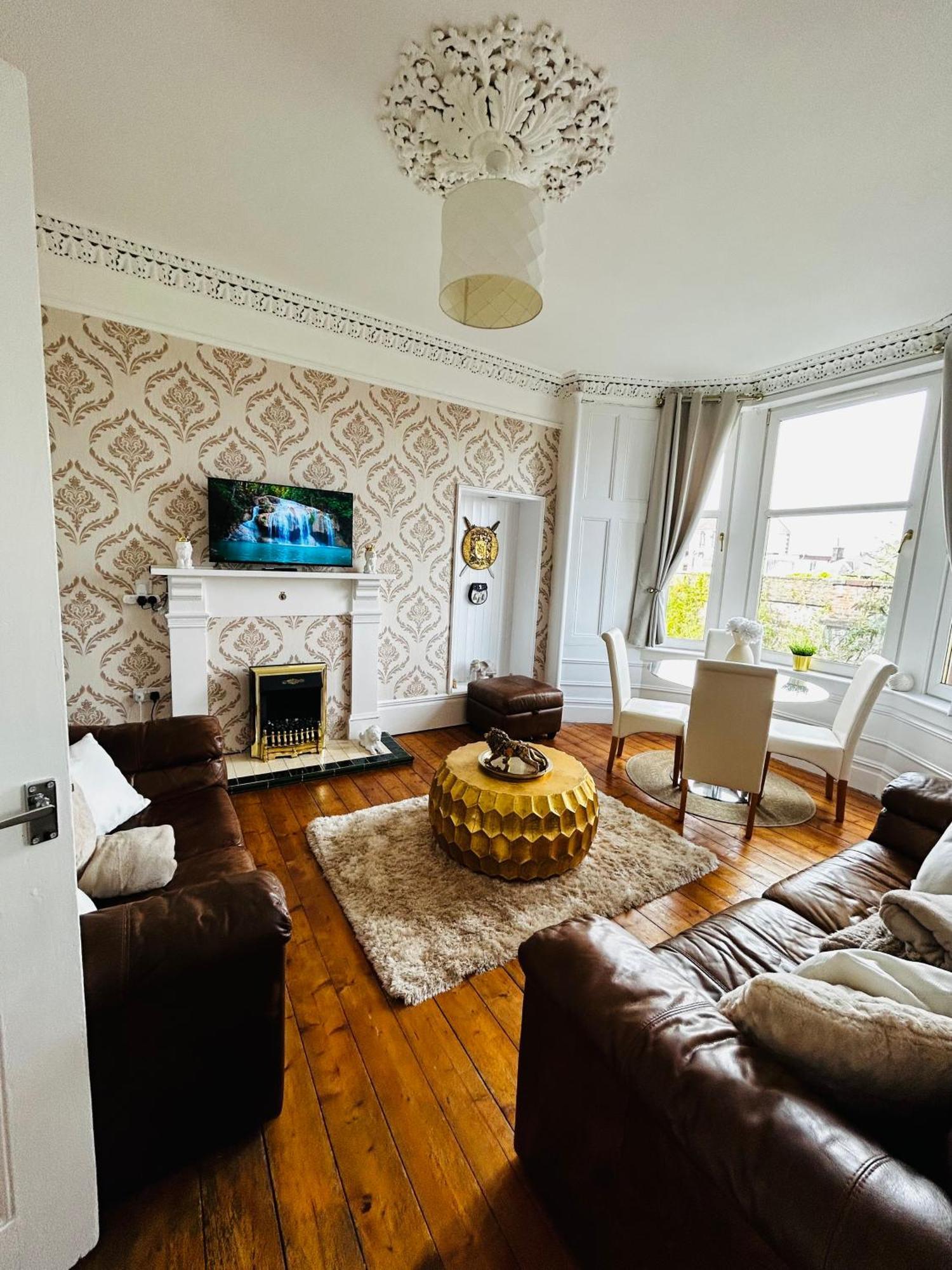 The Lazy Lion - Spacious 2 Bedroom - Town Centre Holiday Home Apartment Port Glasgow Luaran gambar