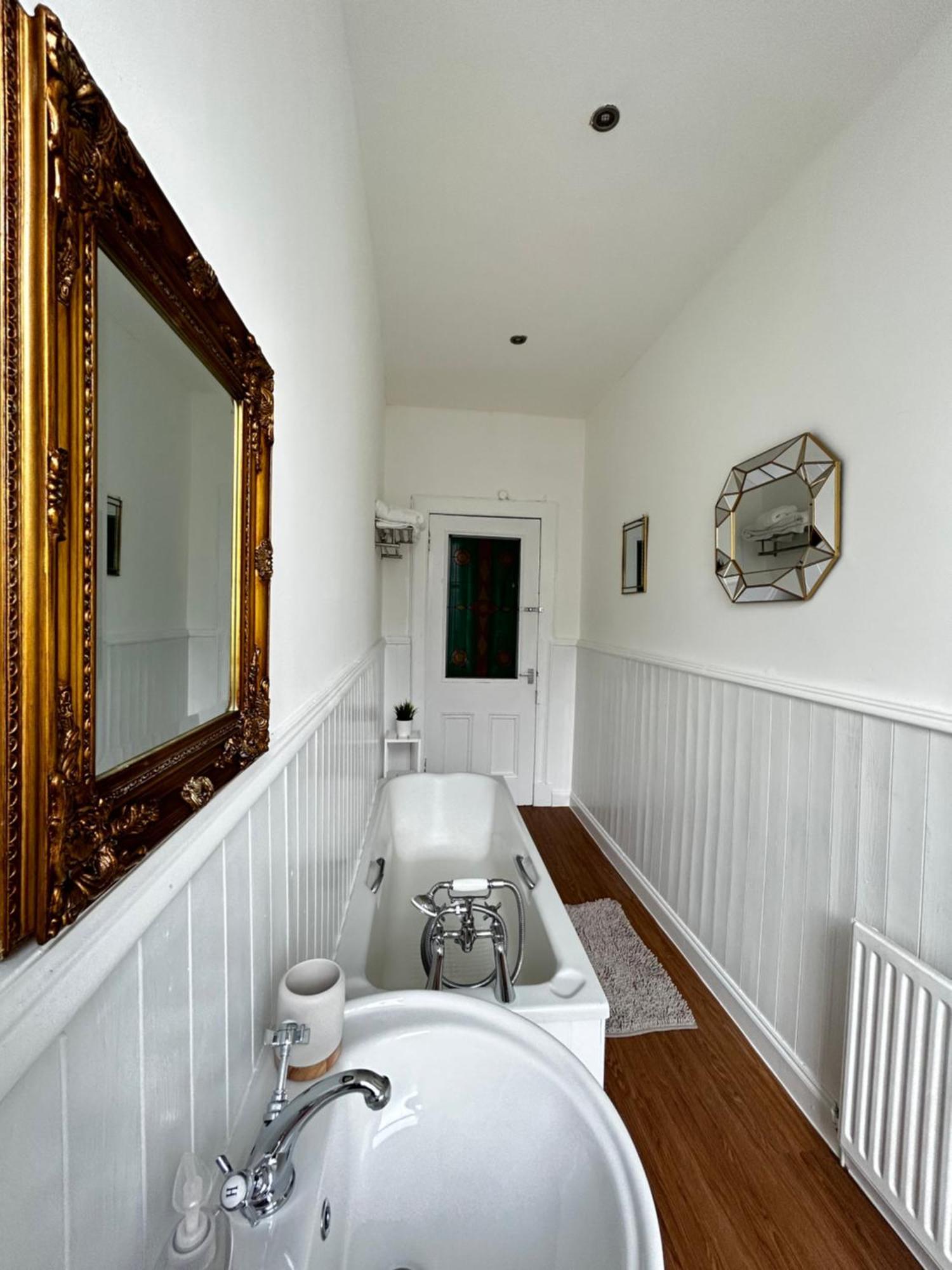 The Lazy Lion - Spacious 2 Bedroom - Town Centre Holiday Home Apartment Port Glasgow Luaran gambar